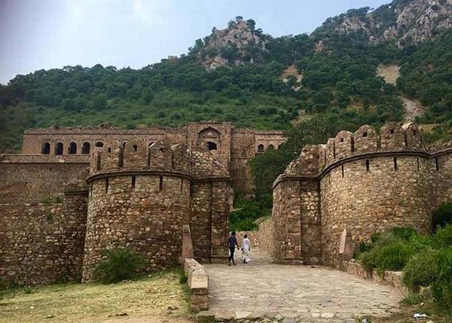 3. Pháo đài Bhangarh, Ấn Độ

Cách Delhi không xa có một pháo đài bỏ hoang nhô ra giữa sa mạc. Truyền thuyết kể lại rằng, có một thầy phù thủy đã nguyền rủa khu vực này. Hiện du khách vẫn có thể đến tham quan một số tàn tích ấn tượng của pháo đài.
