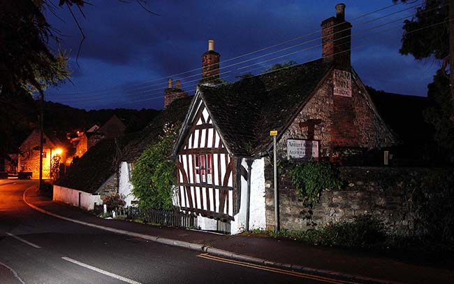 4. Ancient Ram Inn, Wotton-under-Edge, Anh

Dãy nhà trọ có từ thế kỷ 2 này là một trong những nơi lâu đời nhất ở phương Tây. Người ta tin rằng, đây từng là nơi chôn cất của những người ngoại giáo, bị ám bởi 20 linh hồn khác nhau, bao gồm hồn ma trẻ em và phụ nữ.
