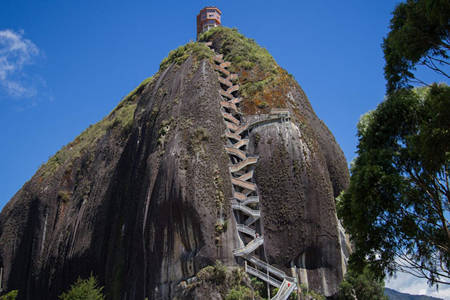 El Peñón de Guatapé, Colombia: Còn được gọi là El Peñol, tảng đá Guatapé từng được người da đỏ Tahamies tôn thờ. Bạn có thể bày tỏ lòng tôn kính với tảng đá nguyên khối cao 200m này&nbsp;bằng cách đi 740 bậc lên đỉnh của cầu thang độc đáo được xây dựng vào một bên của tảng đá.
