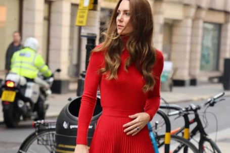 Kate Middleton duyên dáng với hot trend túi mini
