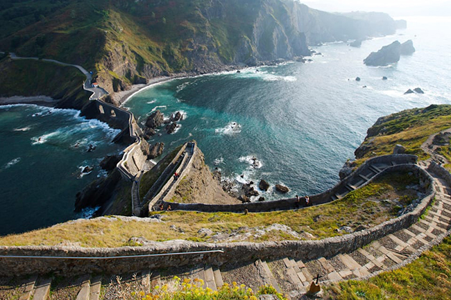 San Juan de Gaztelugatxe, Tây Ban Nha: Người hâm mộ Game of Thrones có thể nhận ra các bậc thang dẫn đến nhà thờ thế kỷ 10 xa xôi này, nơi đã được sử dụng làm địa điểm quay một số cảnh trong Series 7.&nbsp;
