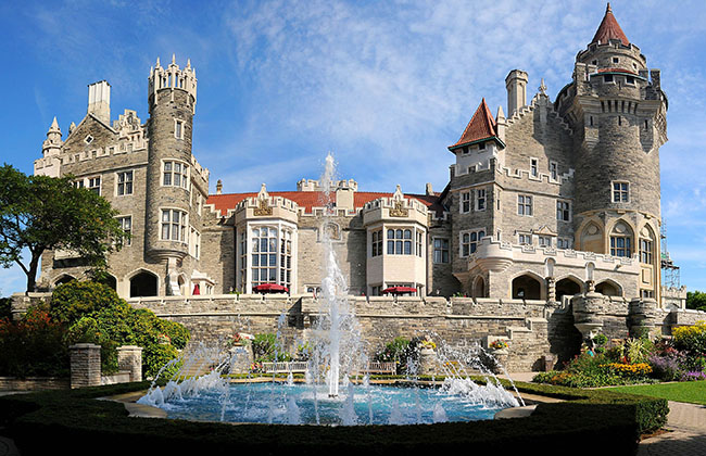 8. Casa Loma, Toronto, Canada

Ngôi nhà được xây dựng theo phong cách Gothic Revival có hành lang dẫn tới một lối đi bí mật. Những câu chuyện về những hồn ma đã được truyền tai nhau xung quanh nơi này trong nhiều thập kỷ.
