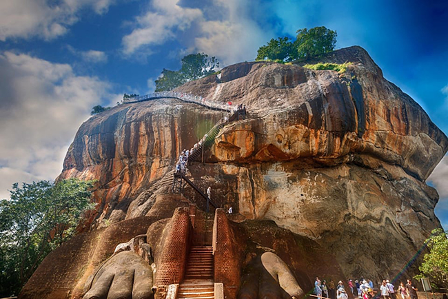 Sigiriya Rock, Sri&nbsp;Lanka:&nbsp;Sigiriya là một pháo đài cổ bằng đá, nơi một vị vua ở thế kỷ thứ 5 đã xây dựng cung điện trên đỉnh núi và trang trí các mặt của nó bằng những bức bích họa đầy màu sắc. Trong số các kỳ quan có cầu thang sư tử này. Cầu thang lên núi không dài nhưng rất dốc.
