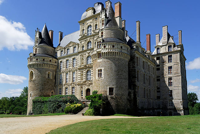 9. Château de Brissac, Brissac-Quincé, Pháp

Tòa nhà cao chót vót này nổi tiếng là nơi Charlotte de Brézé bị sát hại.&nbsp;Theo truyền thuyết, Charlotte - con gái ngoài giá thú của Vua Charles VII đã bị chồng giết sau khi phát hiện cô ngoại tình.&nbsp;Nhiều du khách kể lại rằng, họ nhìn thấy hồn ma mặc váy trắng của cô đi lang thang trong sảnh.
