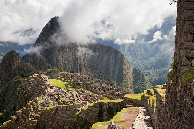 Machu Picchu, Peru: Để xây dựng tòa thành trên đỉnh núi này, người Inca cổ đại không chỉ phải là những người thợ thủ công bậc thầy mà còn phải vô cùng thông thái. Có hơn 100 đoạn cầu thang với hơn 3.000 bậc dẫn đến địa điểm nằm ở độ cao 2.400m.&nbsp;
