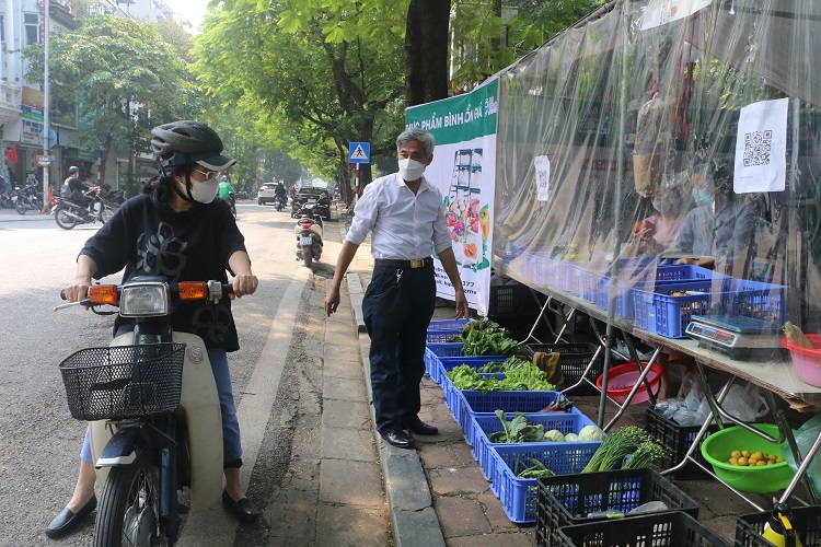 Những gian hàng "đặc biệt" xuất hiện thu hút sự chú ý của không ít người dân. Chai lọ nhựa bỏ đi được đổi thành củ, quả tươi ngon, an toàn; sách báo tạp chí cũ có thể đổi lấy mớ rau xanh.