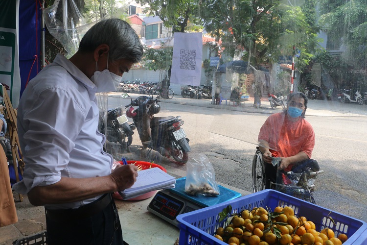 Ông Tuấn cho hay, ngay từ khi triển khai, các gian hàng đã nhận được rất nhiều sự đồng tình ủng hộ của bà con. Gian hàng cũng giúp đỡ được cho nhiều người có hoàn cảnh khó khăn.