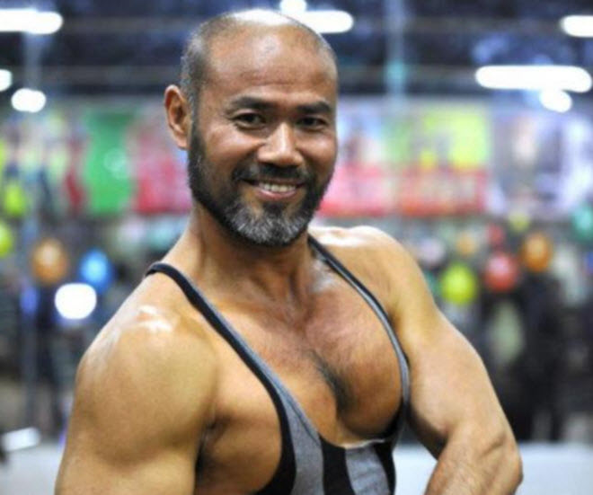 Hành Bình giờ bước sang tuổi 63 nhưng vẫn sở hữu cơ thể cường tráng