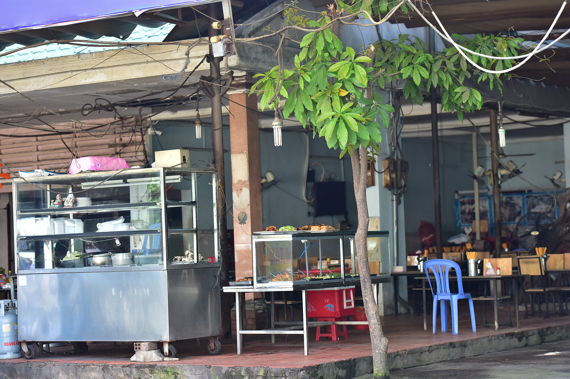 Rất nhiều quán ăn uống vẫn đang đóng cửa, chưa mở bán trong ngày đầu được phục vụ khách tại chỗ.