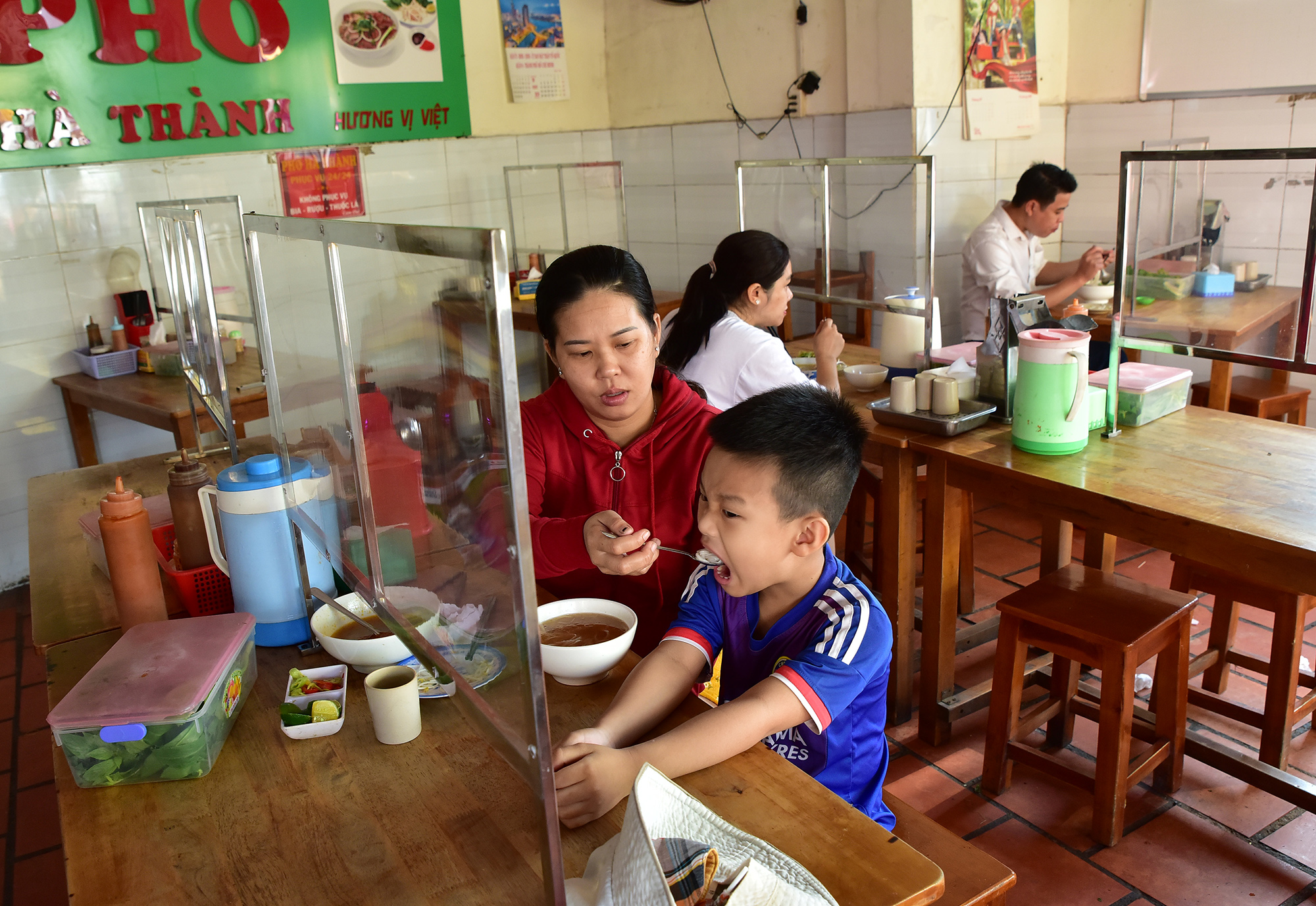 “Nghe nói sáng nay ra ngoài ăn sáng, cháu háo hức lắm. Mặc dù cũng hơi e ngại tình hình dịch bệnh nhưng đã lâu rồi ăn uống gò bó trong nhà nên hôm nay hai mẹ con ra ngoài ăn trực tiếp cho ngon chứ mua về mất hết mùi vị”, chị Hằng chia sẻ.