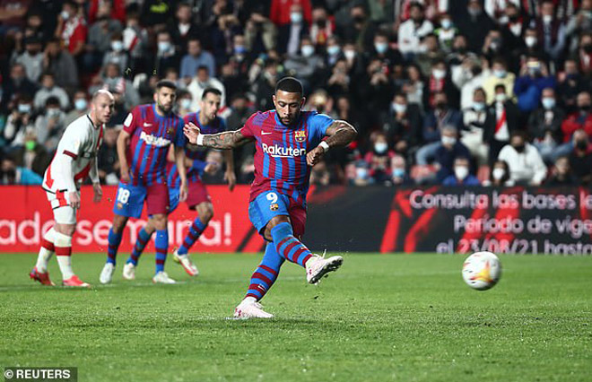 Tân binh Depay sút hỏng quả phạt đền đáng tiếc cho Barca