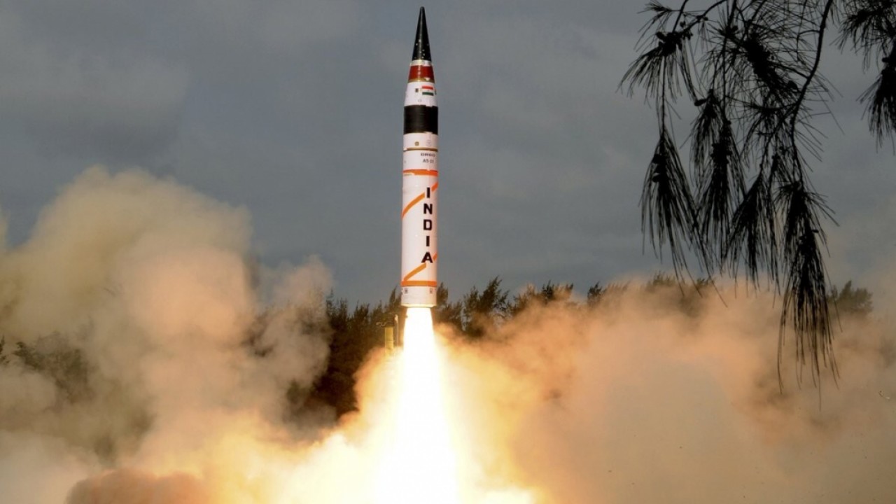 Tên lửa Agni-5 hiện đại bậc nhất Ấn Độ rời bệ phóng (ảnh: SCMP)