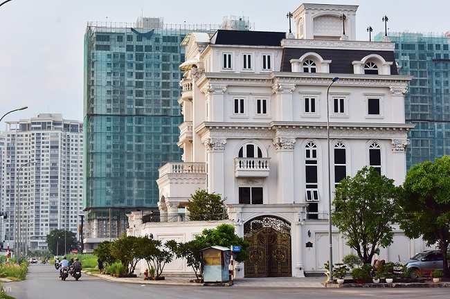 Theo giới thạo bất động sản, những lô đất mặt tiền bờ sông Sài Gòn có giá hơn 200 triệu đồng/m2, còn những lô trục đường bên trong khoảng hơn 100 triệu đồng/m2.
