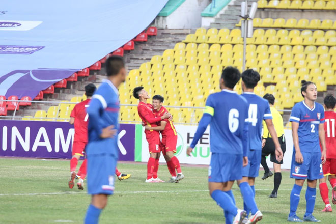 U23 Việt Nam (áo đỏ) có chiến thắng vất vả trước U23 Đài Loan (TQ)