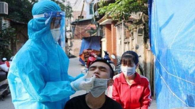 Ngành y tế Nam Định tiến hành test Covid-19 cho người dân