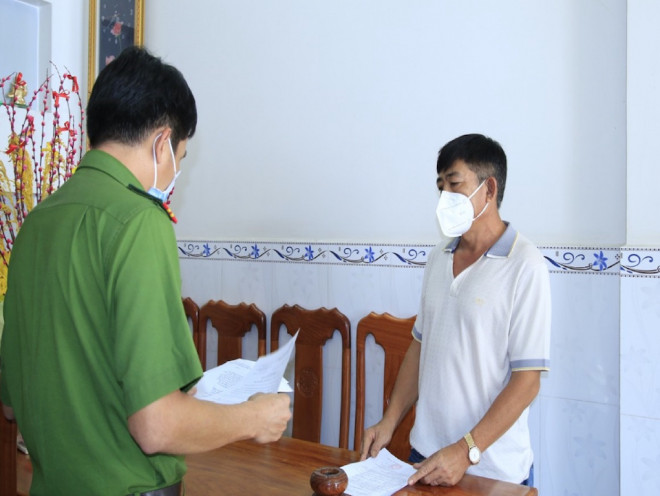 Công an đọc lệnh bắt tạm giam Nguyễn Văn Võ. Ảnh: CACC