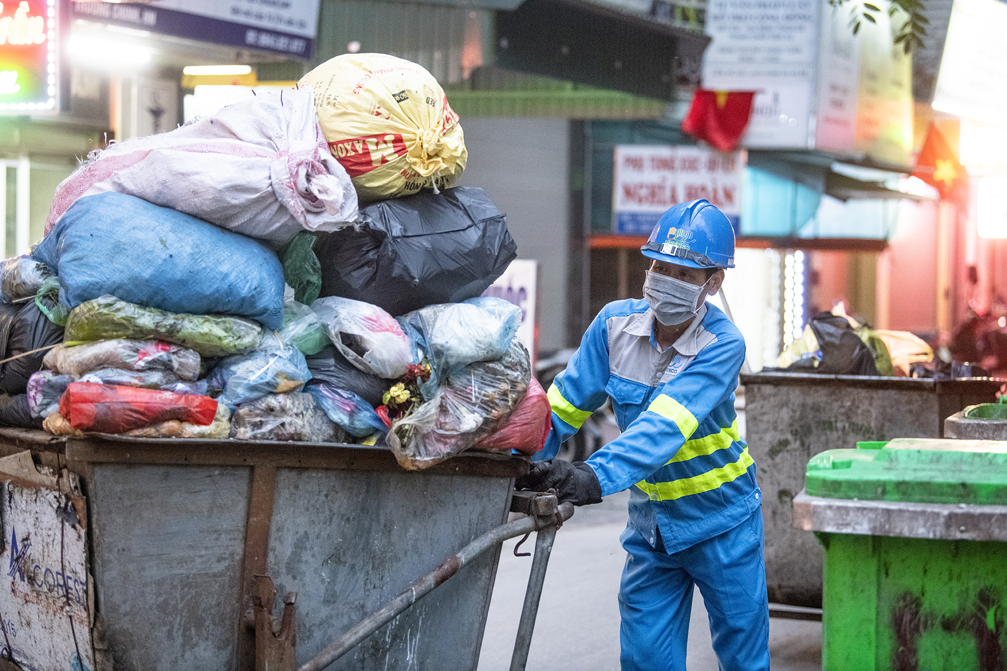 &nbsp;Suốt 14 năm qua, nhiều người dân sinh sống ở ngõ 102 Trường Chinh nối ra đường Phương Mai (quận Đống Đa, Hà Nội) đã quen với hình ảnh người đàn ông cứ chiều đến là đi gõ kẻng thu gom rác. Đó là hình ảnh của anh Phạm Quang Thanh (SN 1968, quê quán Nam Định).