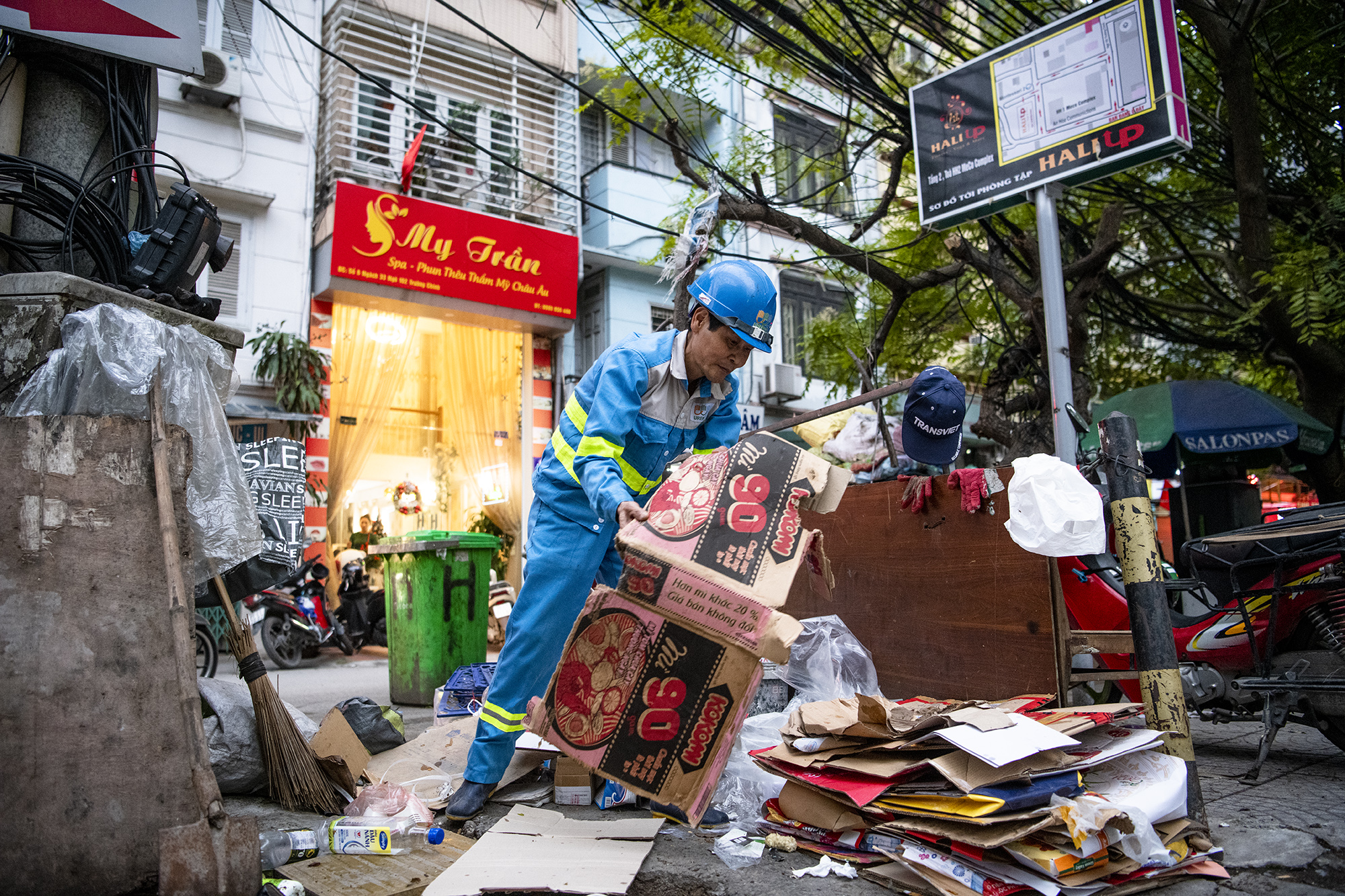 &nbsp;Anh tâm sự, buồn nhất của nghề quét rác là ngày lễ, ngày Tết người ta được đi chơi, về quê với gia đình, người thân thì anh lại phải làm việc.