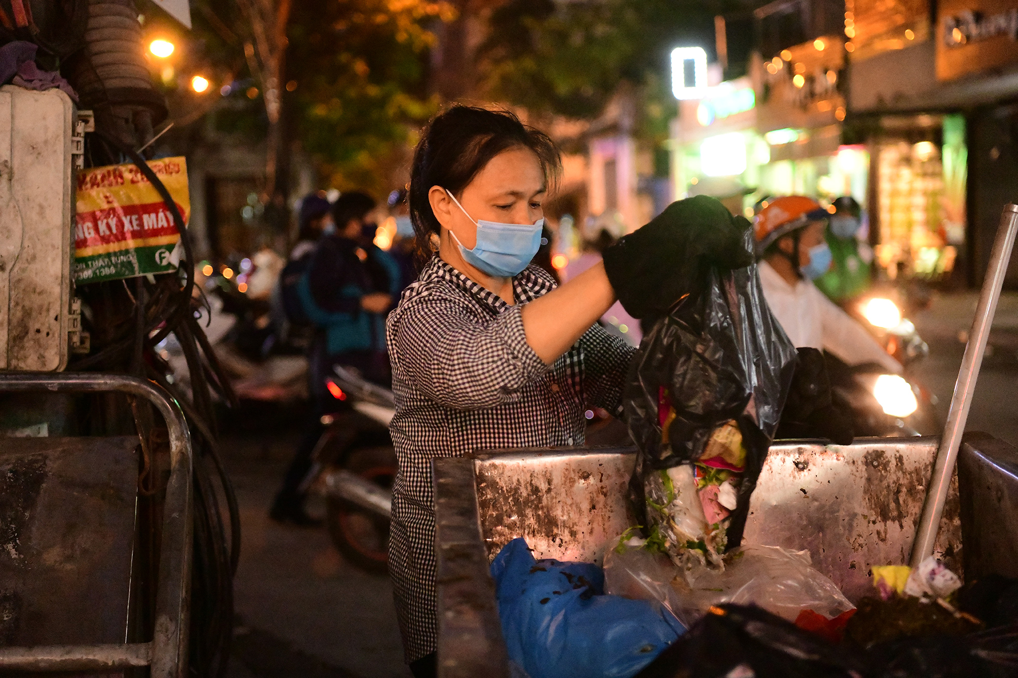 May mắn là anh Thanh có người vợ hiểu và đồng cam cộng khổ cùng chồng. Vợ anh, chị Vũ Thị Xuân hằng ngày đi trông cháu nội, tối về chị lại ra giúp đỡ chồng thu dọn rác.