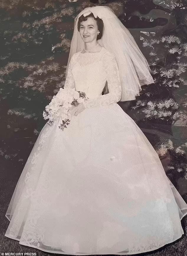 Bà Anne Cooke năm nay 88. Hình ảnh trong đám cưới của bà năm 1961