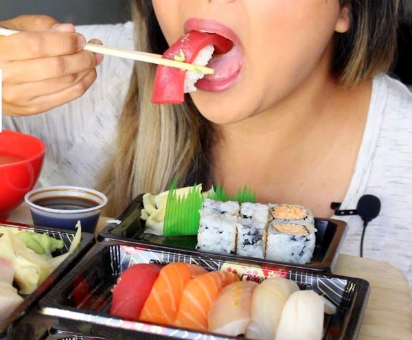 Đột nhiên, hành động hàng triệu người làm như một thói quen bị cấm kỵ trên bàn ăn của người Nhật - 3