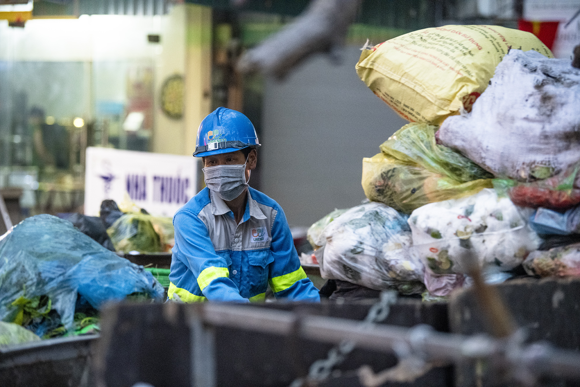 Chẳng ai có hỗ trợ, việc nhiều thì anh phải làm đến khi nào hết rác thì thôi chứ ca kíp không phụ thuộc vào thời gian như quy định.