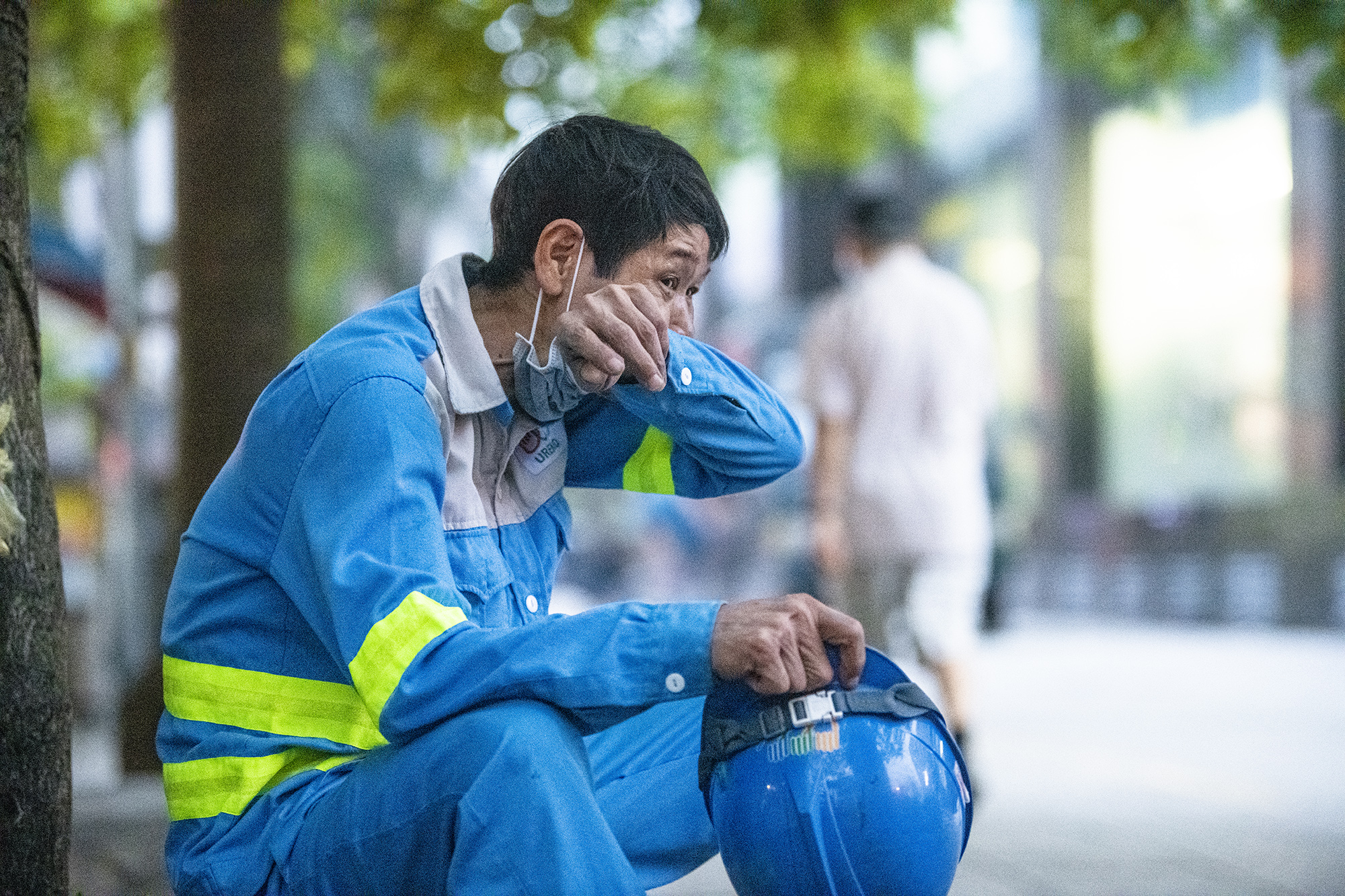 &nbsp;Anh Thanh có một nỗi khổ riêng, hễ anh cứ bê vác nặng là ho ra máu tươi. Đã không ít lần anh phải tạm dừng công việc giữa chừng do máu cứ tuôn ra.