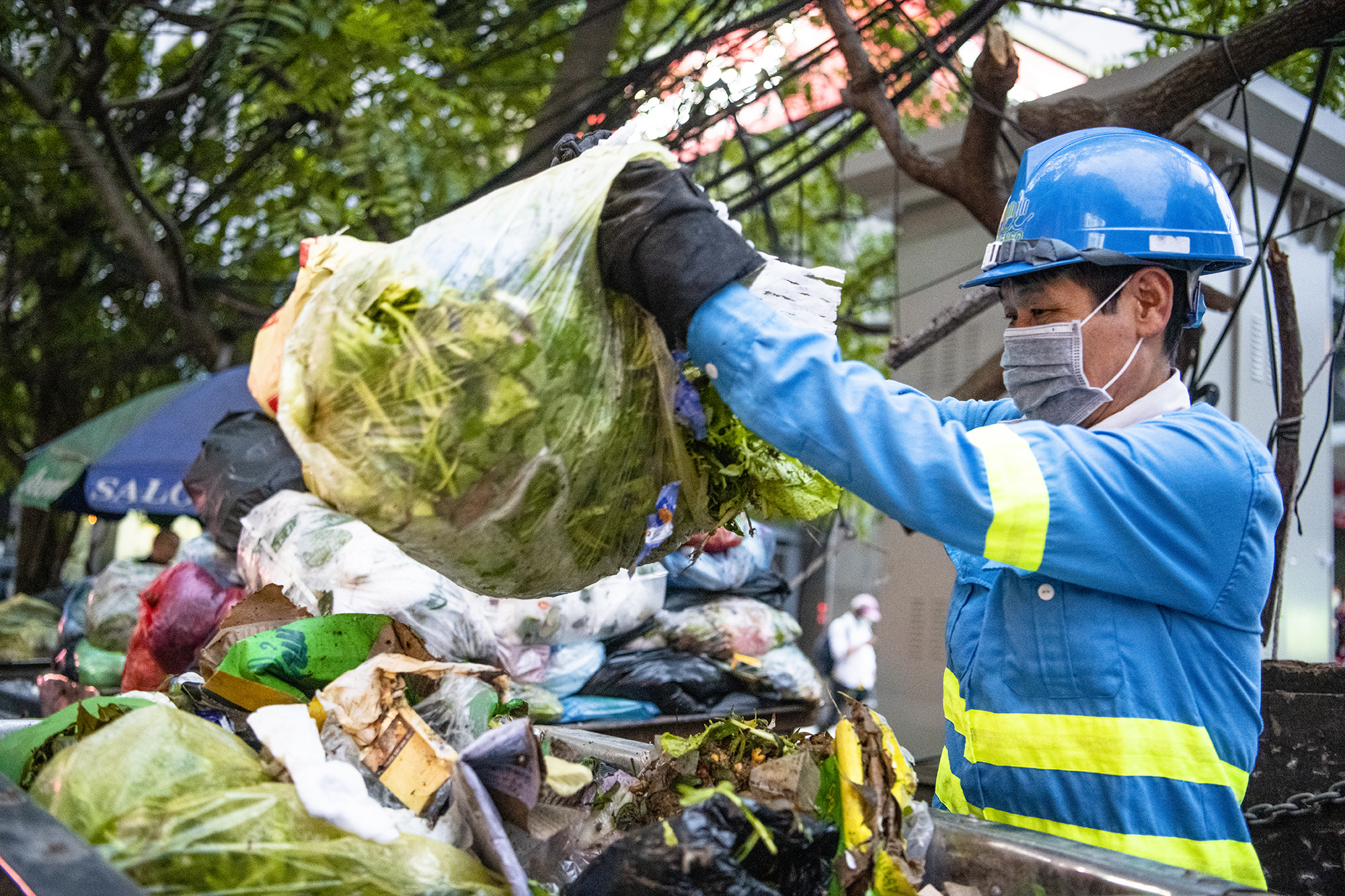 Anh chia sẻ: “Tôi đi khám, bác sĩ bảo bị giãn phế quản thôi chứ không sao, tránh làm việc nặng là được. Thế nhưng công việc thu gom rác nhiều khi vất vả, cố một tý không may bị thổ huyết ngay”.