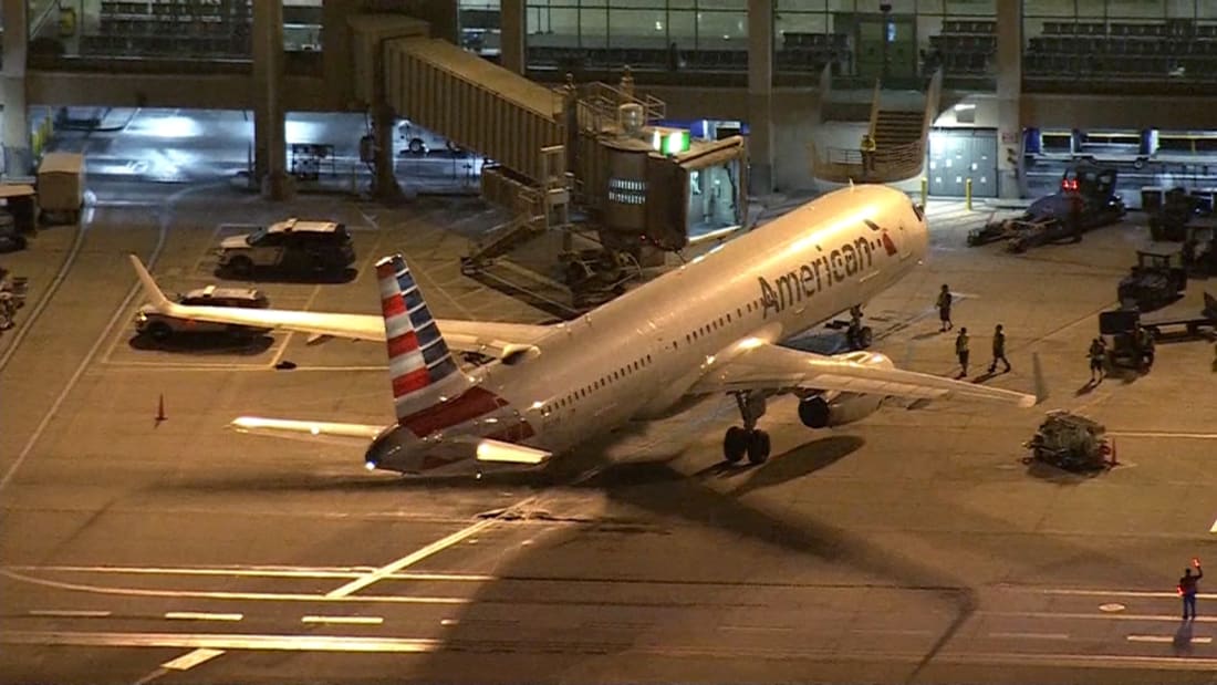 Máy bay của hãng American Airlines hạ cánh khẩn cấp.