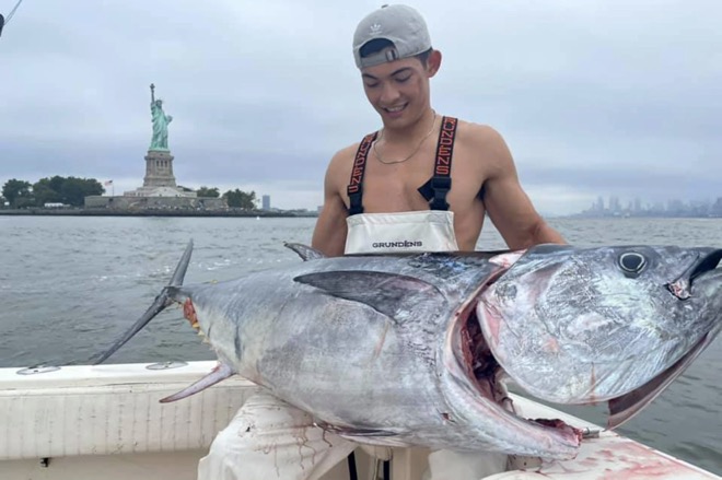 Người dân New York vui mừng khi câu được cá ngừ khổng lồ.