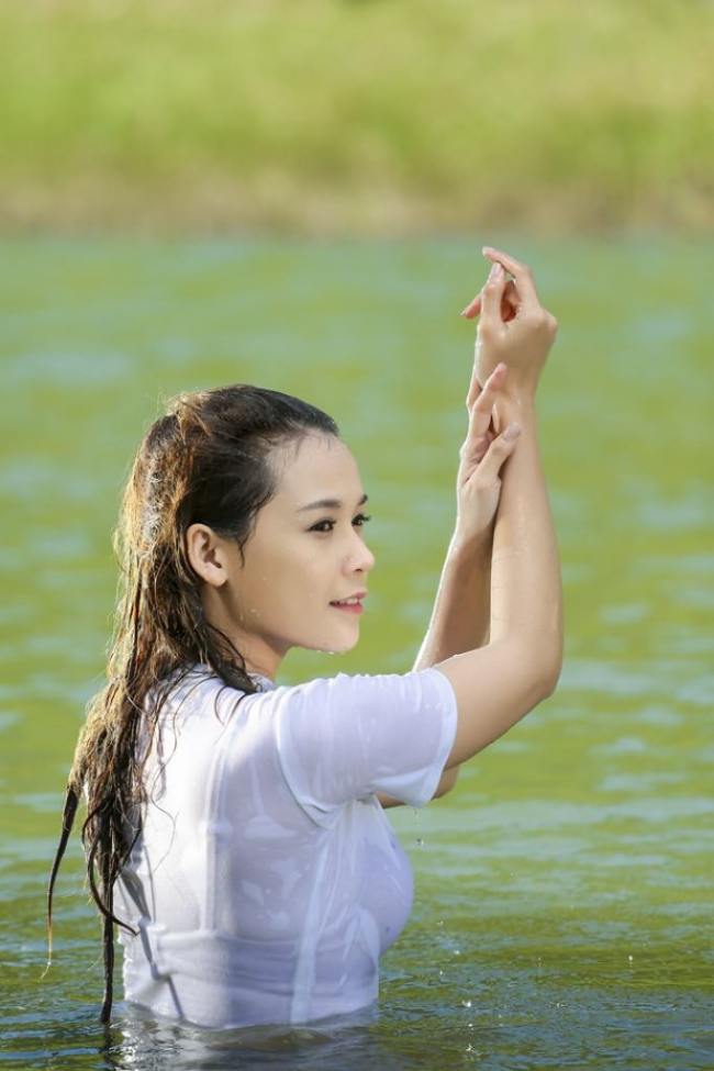 Khi tham gia đóng phim điện ảnh cùng Trường Giang, cảnh quay bị ướt vô tình để lộ nội y của nữ diễn viên.
