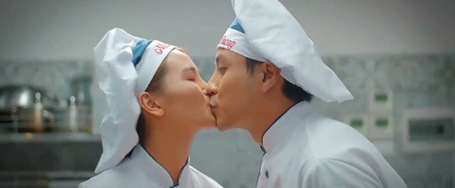 Cụ thể, Huyền Trang và Thanh Sơn có hai cảnh hôn trong phim. Cảnh thứ nhất là nụ hôn trong sáng của cả hai thời trẻ, cảnh thứ hai là Trang chủ động cưỡng hôn Đăng trong lúc Nhi (Khả Ngân) đang đi thay áo. Vì phải quay nhiều góc máy nên MC Mù Tạt và Thanh Sơn cũng phải hôn ít nhất 2-3 lần. 
