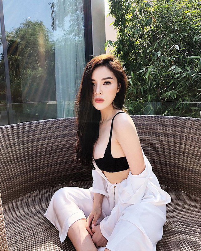 Kỳ Duyên vẫn rất sexy dù tóc xõa che vai.
