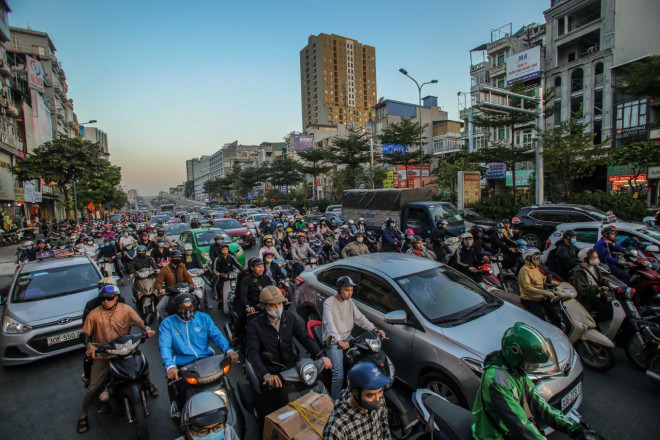 Lượng phương tiện lưu thông lớn ở đường Trường Chinh, Hà Nội - Ảnh: Ngô Nhung