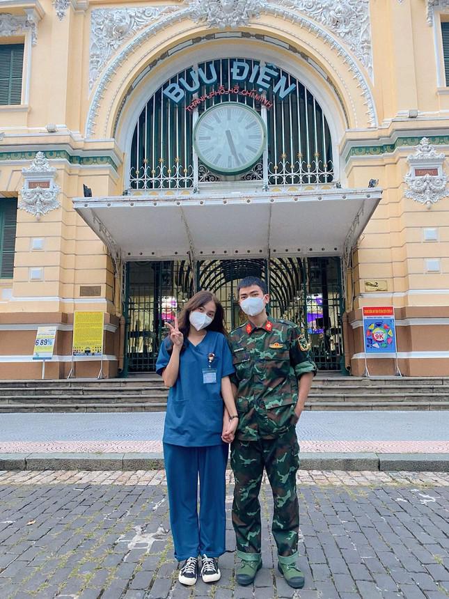 Cả hai check-in tại nhiều nơi ở Sài Gòn trước khi chàng trai về Hà Nội.