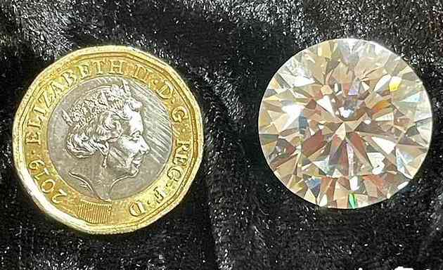 Viên kim cương có kích cỡ tương đương đồng xu 1 bảng Anh.