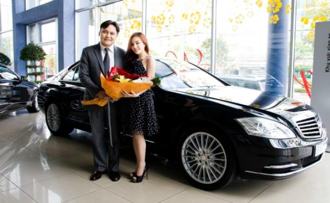 Vy Oanh cũng đã tự tậu cho mình 1 chiếc xe hạng sang Mercedes-Benz S500 Blue Efficiency.
