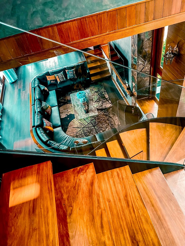 Hệ vách kính chạy dọc chiều cao của ngôi nhà giúp mang thêm ánh sáng cho cầu thang. Tổng chi phí xây dựng, lắp đặt cầu thang cho 3 tầng khoảng 400 triệu đồng.
