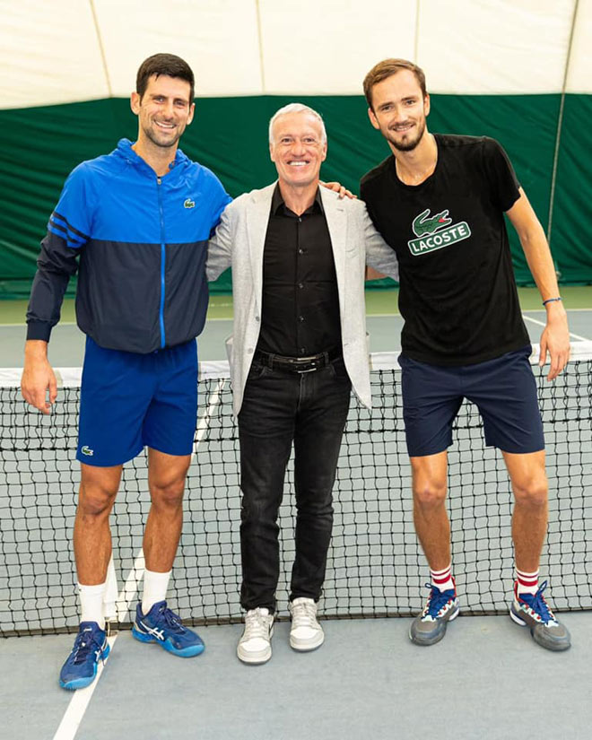 Hạt giống số 1 Novak Djokovic (trái) và hạt giống số 2 Daniil Medvedev (phải) chụp ảnh kỷ niệm cùng HLV ĐT Pháp Didier Deschamps trước thềm Paris Masters năm nay