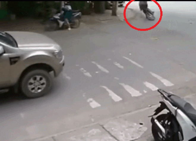 Video: Rẽ đường bạt mạng, lái xe máy ngã văng vào gầm xe ô tô - 1