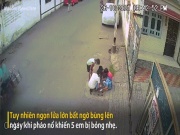 Phi thường - kỳ quặc - Video: Nhóm trẻ đốt pháo ngay trên nắp cống rò rỉ khí ga, cảnh tượng sau đó khiến ai cũng hoảng hồn