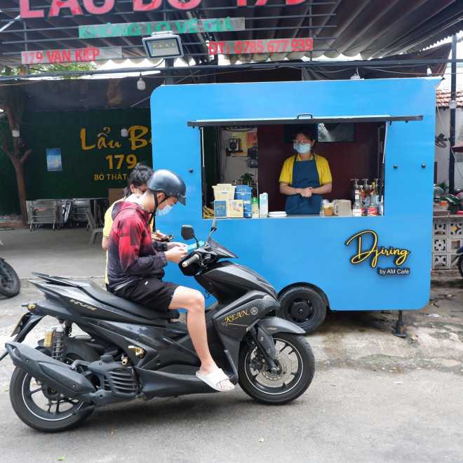 Một thương hiệu cà phê máy lạnh vừa mở chuỗi với một cửa hàng đầu tiên cũng tham gia mô hình cà phê xe đẩy