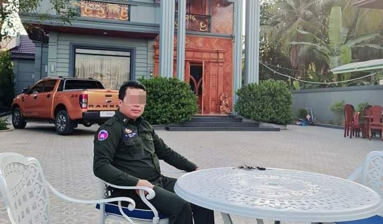 Tep Huy – chuẩn tướng lực lượng hiến binh Campuchia –&nbsp;trong căn nhà sang trọng&nbsp;(ảnh: Khmer Times)