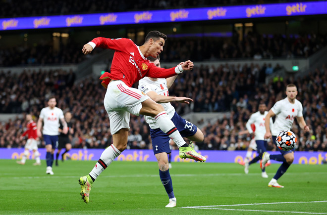 Ronaldo tỏa sáng giải cứu MU và HLV Solskjaer