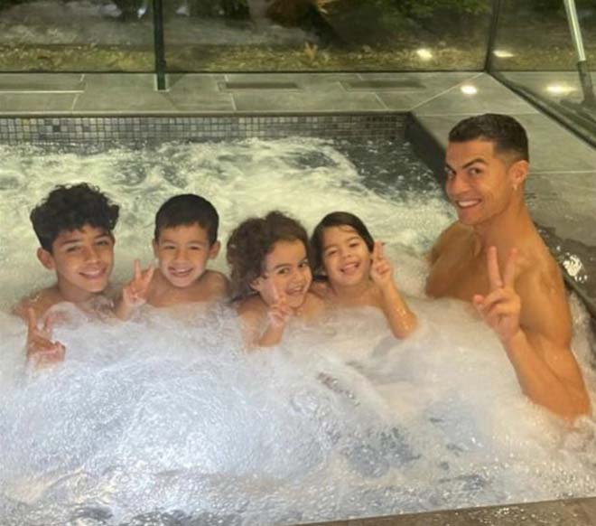 Ronaldo đã có 4 con và lại sắp đón chào một cặp song sinh