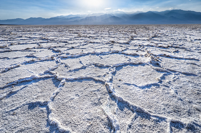 Điều mà nhiều du khách lầm tưởng là tuyết phủ trên mặt đất thực chất là một lớp muối dày trên đáy thung lũng. Mưa và các khoáng chất hòa tan từ đá thoát xuống những nơi thấp hơn. Khi nước bay hơi, các khoáng chất tập trung cho đến khi chỉ còn lại muối. 
