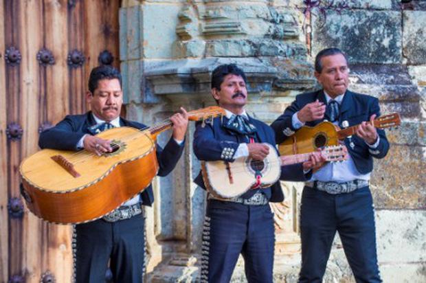 Ban nhạc đường phố Mexico thường mặc trang phục truyền thống khi biểu diễn. Ảnh: Villa Russo.