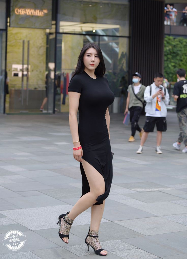Váy bodycon dáng dài là hot item không thể thiếu trong tủ đồ của Liu Tai Yang.
