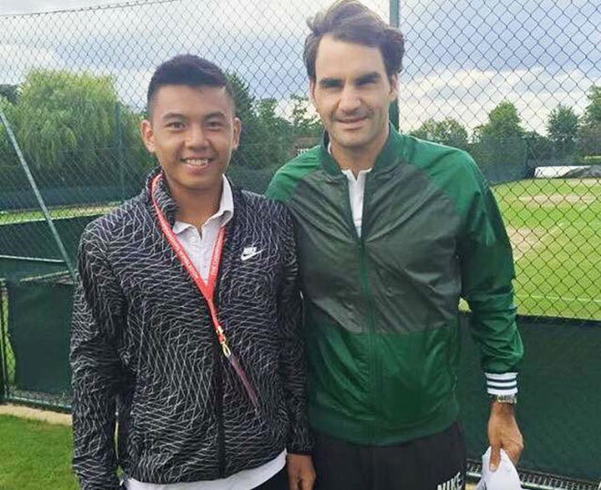 Federer (bên phải) và Hoàng Nam (trái) đều nhận tin vui thăng hạng trong ngày 1/11