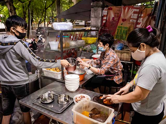 Hà Nội yêu cầu hàng ăn uống đóng cửa trước 21h